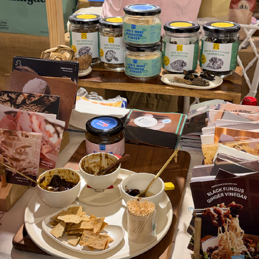 Honey jars, samples and crackers displayed at SALT by Goya